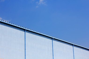 Mavi gökyüzü olan sanayi binası