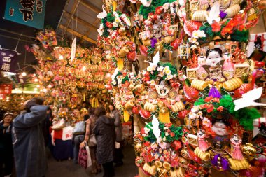 Japonya 'daki Tori-no-Ichi festivalinde çok sayıda hayırlı tırmık ya da öpücükler var.