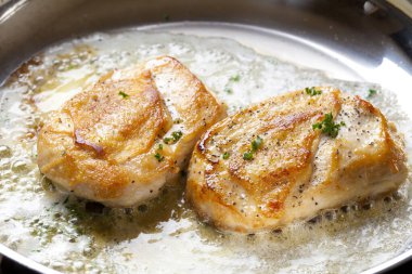 Kızartma tavasında lezzetli tavuk eti