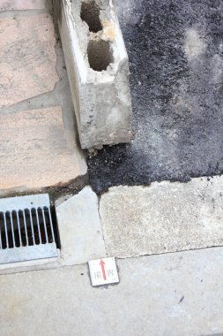 asfalt yol sınırı. Izgaranın bir kısmıyla birlikte.