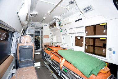 Boş Ambulans İç Görünümü Sedye ve Tıbbi Ekipmana Odaklanıyor