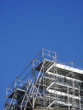 İskelenin düşük açılı görüntüsü ve inşaat devam ediyor.             