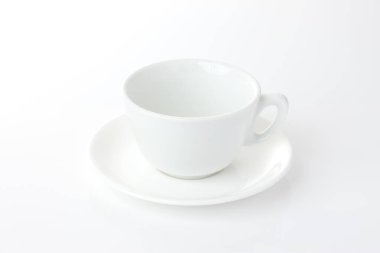 beyaz zemin üzerinde boş seramik kupa.