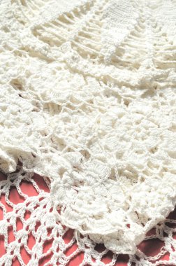 Tığ işi masa örtüsünün beyaz görünümünü kapat