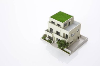 Beyaz arka plandaki küçük ev modeli, ipotek konsepti