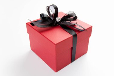 Beyaz arka planda kurdele ile hediye kutusu 