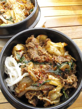 Bulgogi, ince dilimlenmiş, marine edilmiş et ve sebzelerden oluşan popüler bir Kore yemeği.