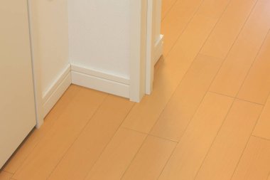 Beyaz kapısı ve zemini olan boş bir oda. 