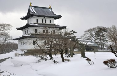 Japonya 'nın Hokkaido kentindeki karla kaplı antik Japon tapınağının manzaralı görüntüleri.