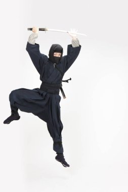 Kimono giyen Asyalı erkek samurayın portresi. 