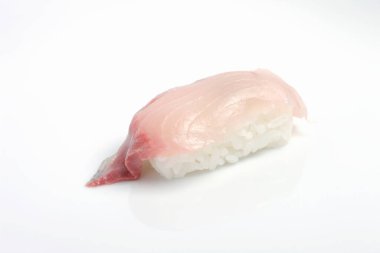 Beyaz tabakta bir parça suşi.