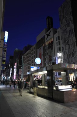 Modern şehir gece görüntüsü 