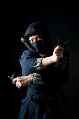 Sırtında katana olan geleneksel giysili genç Asyalı adam. 