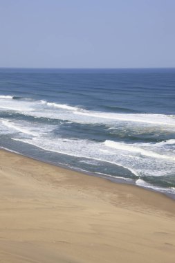 Dalgalar sahile çarpıyor. 