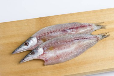 Tahta zeminde taze deniz balığı filetosu.