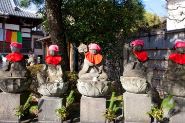 Tokyo 'daki güzel antik Japon tapınağının manzaralı görüntüsü.