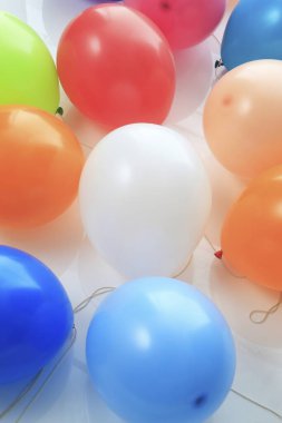 Renkli balonları kapat 