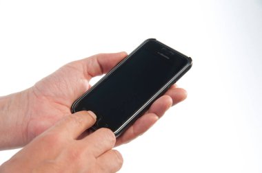 Beyaz arka planda izole edilmiş akıllı telefon kullanan bir adam