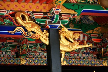 Güzel antik Japon tapınağının manzaralı görüntüsü.