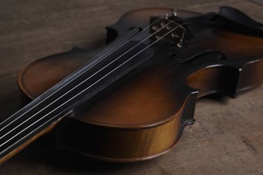 Tahta zemin üzerinde keman enstrümanı, kapat