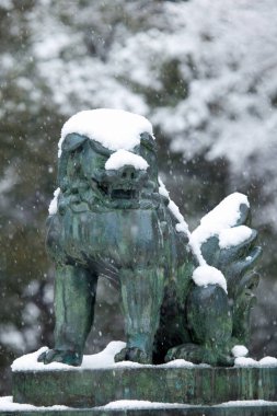 Kışın karla kaplı aslan heykeli