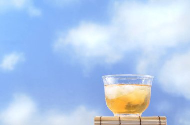 Gökyüzü arka planında bir bardak buzlu çay, kapatın.