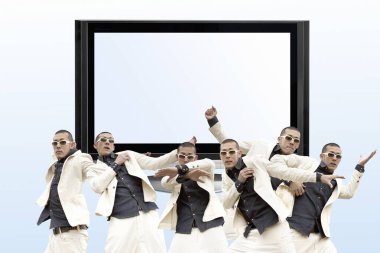 Erkekler beyaz takım elbiseli beyaz pankartlı kolaj yapıyorlar.