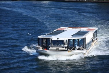 Japonya 'daki Nehir Boyunca Hızlanan Modern Yolcu Gemisi