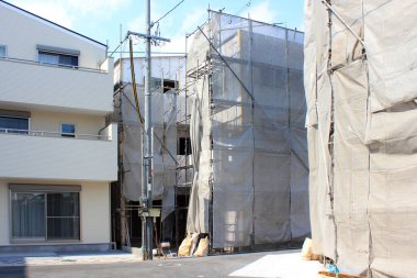 Şehir çalışma bölgesinde çıplak bina önü görünüyor