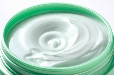 Arka plandaki kavanozda beyaz krema, kapat.