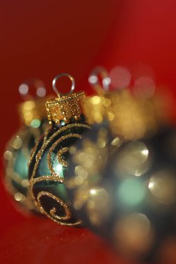 Bulanık arkaplanda noel takılarını kapat