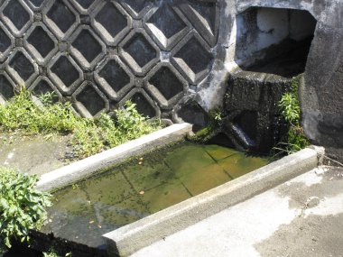 Su kanaldan küçük beton kanallara akıyor.