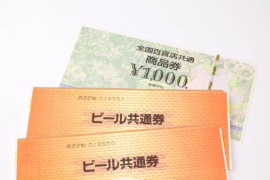 Arka plandaki Japon yen banknotlarını kapat