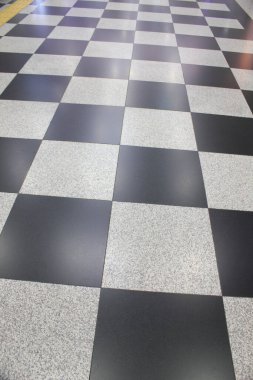 Yerdeki siyah ve beyaz mermer fayanslar    