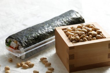 Eho-maki roll, mame-maki için fasulye (fasulye fırlatma) masada. Setsubun 'un Resmi