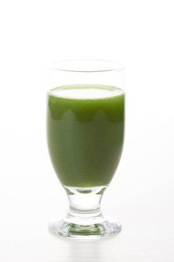 Açık arkaplanda yeşil, taze, sağlıklı organik içeceğin yakın plan görüntüsü.                                          