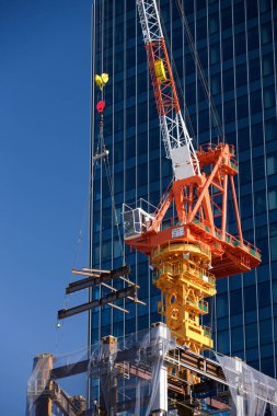 Vinçli ve binalı inşaat alanı