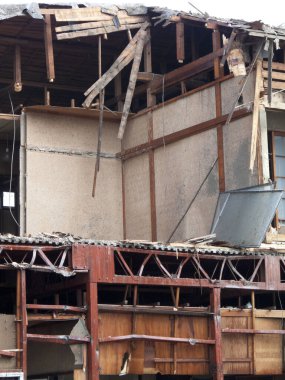 Şehirde terk edilmiş eski bir ev.