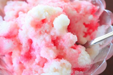 Lezzetli pembe ve beyaz meyveli dondurma. Yaz tatlısı geçmişi