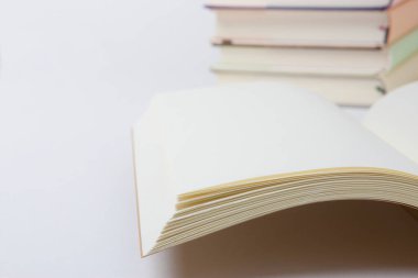 Renkli kapaklı bir yığın kitap kapat