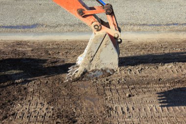 İnşaat makineleri inşaat alanında aktif olarak çalışıyor.