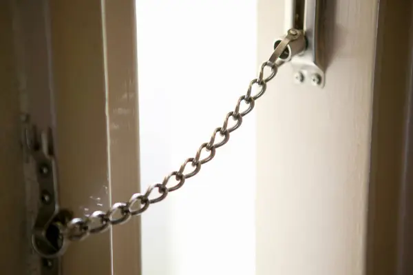 ドアの金属の鎖 近い眺め — ストック写真