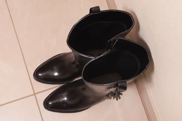 Ein Paar Schwarze Stiefel Auf Einem Fliesenboden Hintergrund — Stockfoto