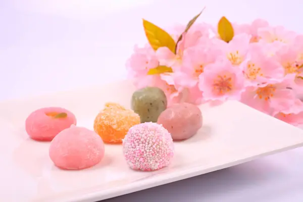 Widok Bliska Pyszne Japońskie Słodycze Różowe Kwiaty Jasnym Tle — Zdjęcie stockowe