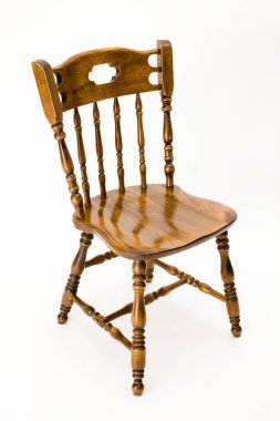 Beyaz arka planda ahşap çatı katı tarzı sandalye