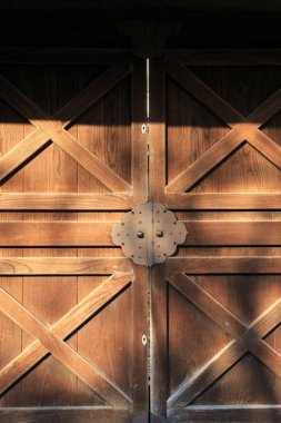 Dekoratif unsurları olan eski ahşap kapılar