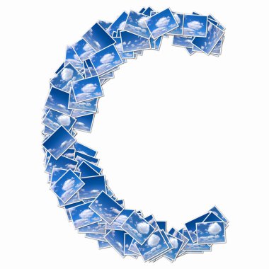 Gökyüzü mavi bulutlu oyun kartlarından oluşan C sembolü 