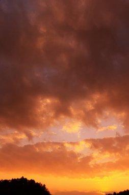 Güzel gün batımı gökyüzü bulutlu