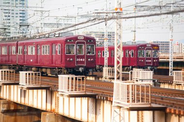 Şehirdeki tren istasyonlarının manzarası 
