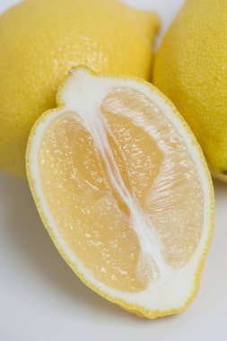 Arka planda taze sarı limonlar, kapatın.